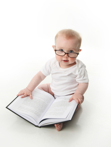 Αστεία φωτογραφία με ένα μωρό που διαβάζει