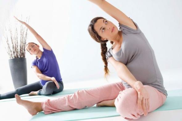 Yoga για εγκύους στο σαλόνι σας