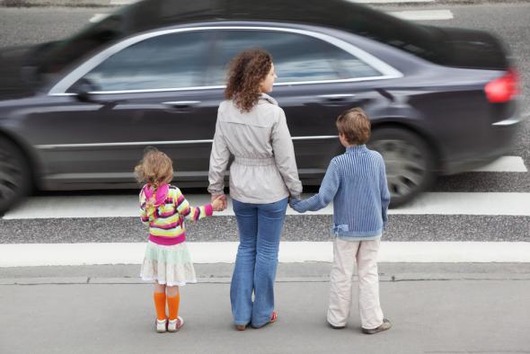 Πώς να μάθετε τα παιδιά να παραμένουν ασφαλή καθώς περπατούν στον δρόμο.