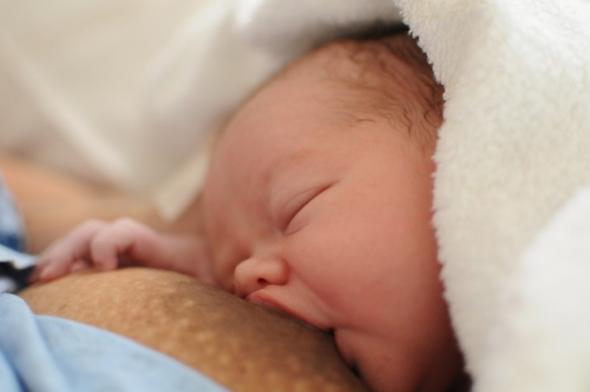 Μωρό που θηλάζει-Breastfeeding newborn