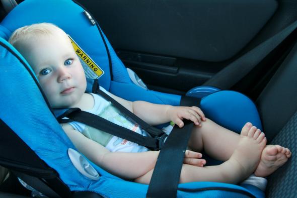Παιδί σε αυτοκίνητο