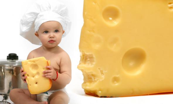 Μωρό με μεγάλο κομμάτι τυριού