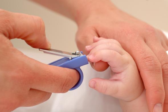 Πώς να περιποιηθείτε τα νύχια του μωρού σας