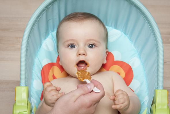Μωρό που τρώει μη αλεσμένη τροφή