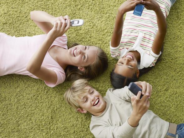 Τα παιδιά χρησιμοποιούν τα κινητά κυρίως για να τραβούν φωτογραφίες και να στέλνουν μηνύματα.