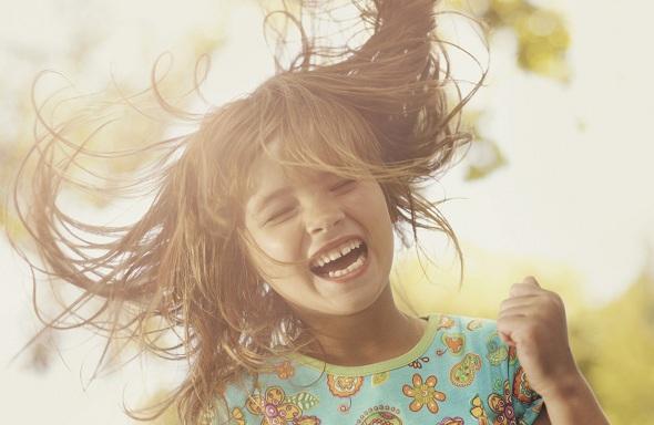 10 επιστημονικοί τρόποι για χαρούμενα παιδιά