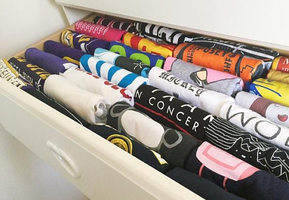 Πώς να διπλώνετε τα ρούχα σας για να πιάνουν λιγότερο χώρο