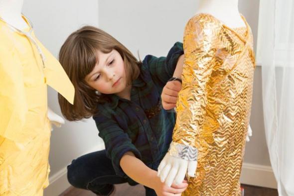 6χρονη Δημιουργεί Οσκαρικά Φορέματα από Χαρτί