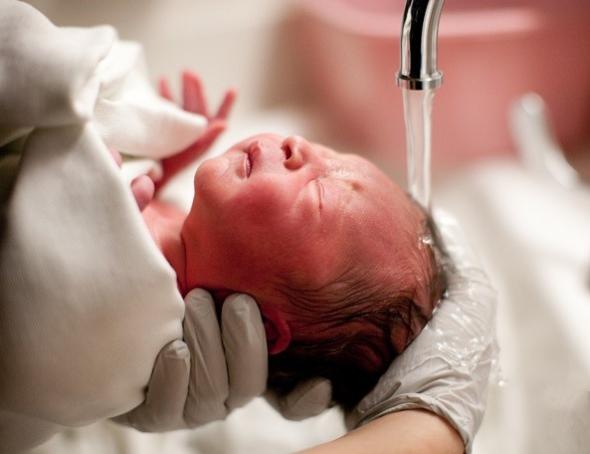 Γιατί πρέπει να ζητήσετε από το νοσοκομείο να καθυστερήσει το πρώτο μπάνιο του μωρού
