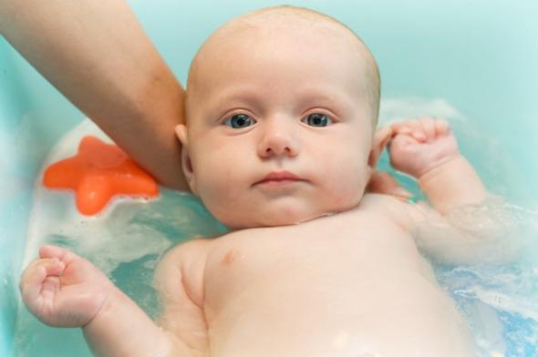 12 Tips Ασφαλείας για το Πρώτο Μπάνιο του Μωρού