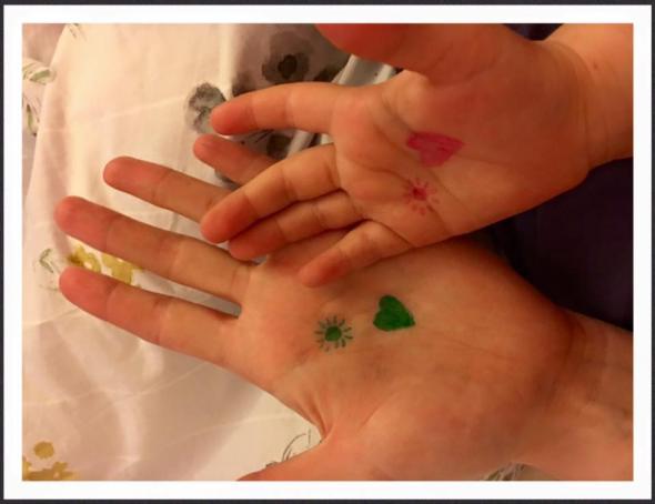 Γιατί να ζωγραφίσετε έναν ήλιο και μια καρδιά στο χέρι του παιδιού σας