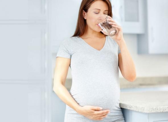 Πόσο νερό πρέπει να πίνω στην εγκυμοσύνη;
