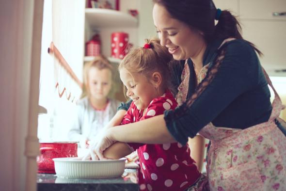 Μαγειρεύοντας με τα παιδιά: 5 sos tips για να μην χάσετε το μυαλό σας!