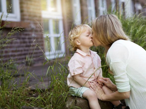 3 λόγοι που δεν πρέπει να φιλάμε τα παιδιά στο στόμα