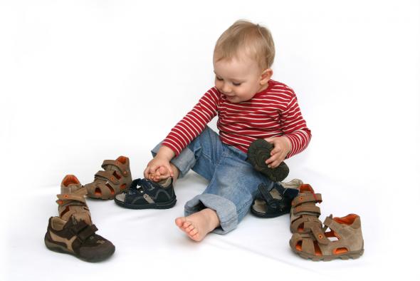 Παιδί που δοκιμάζει παπούτσια