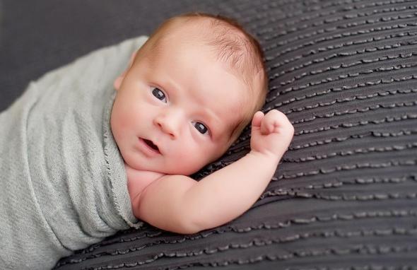 Νεογέννητο μωρό με σκούρα μπλε μάτια