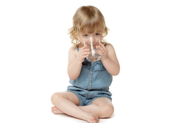 Κοριτσάκι που πίνει νερό για τον λόξυγκα